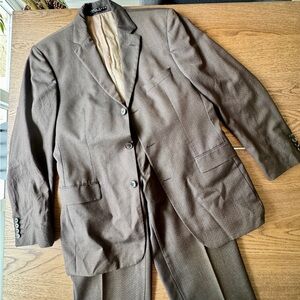 Hugo Boss Brown Wool Silk Suit 40R - Excellent used Condition